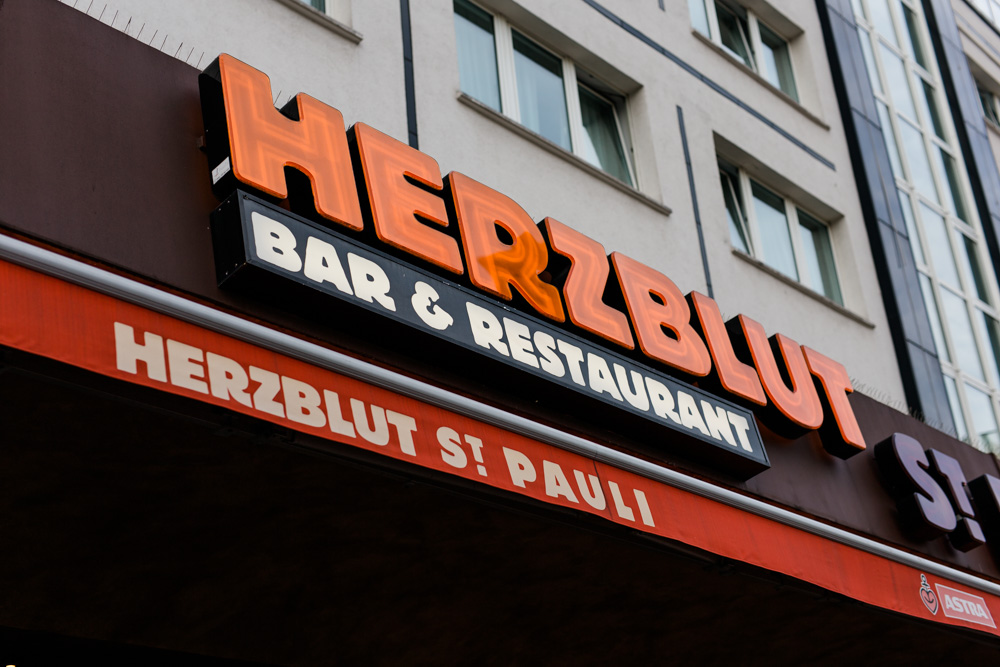 Lovestory Shooting im Beachclub, Herzblut und S-Bahnhof!